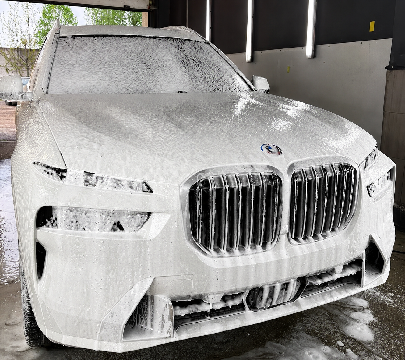 BMW XM в процессе полной оклейки защитной плёнкой в detailer.by